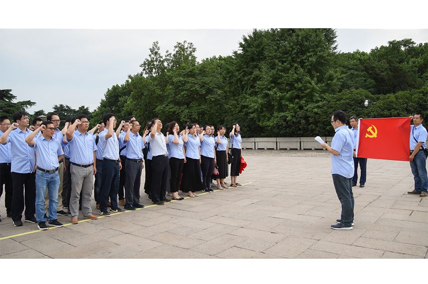 优秀党员赴南京雨花台进行党的教育宣誓